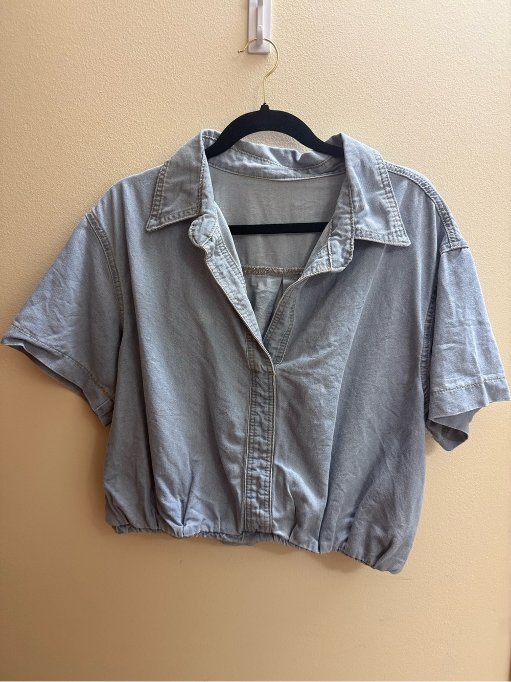 Casual Cropped Button-Front Top in Light Gray